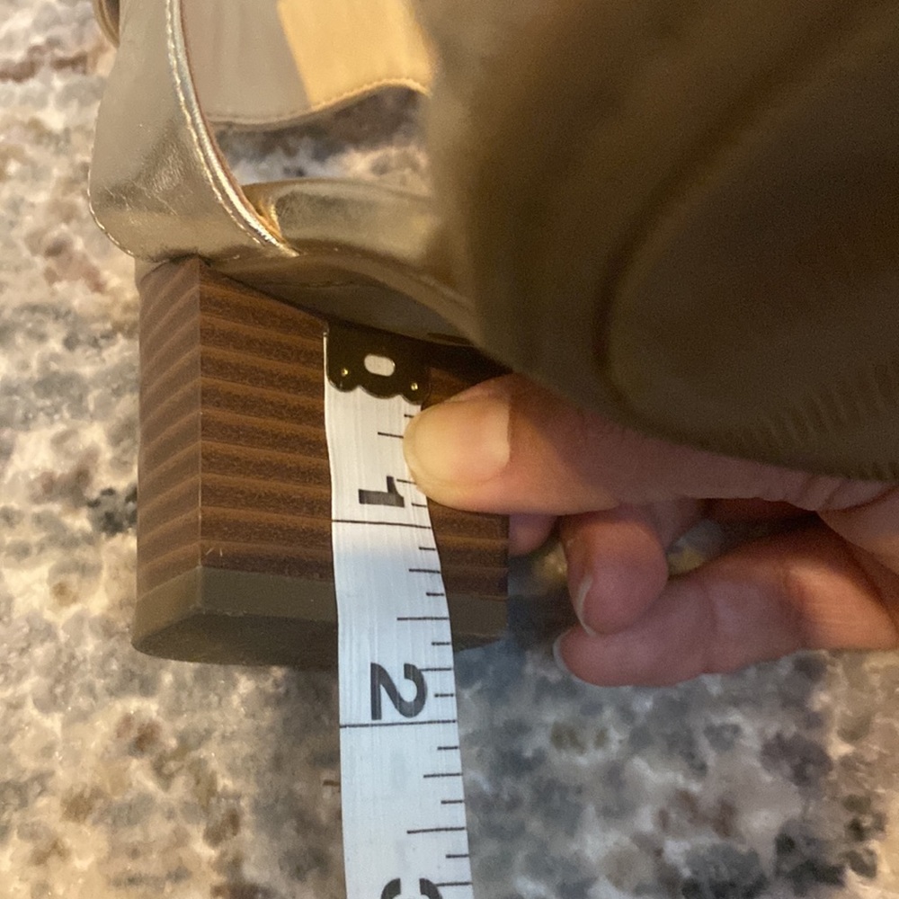 Liz Claiborne Gold Metallic heeled sandal, Size 5 - Women’s - Picture 8 of 13